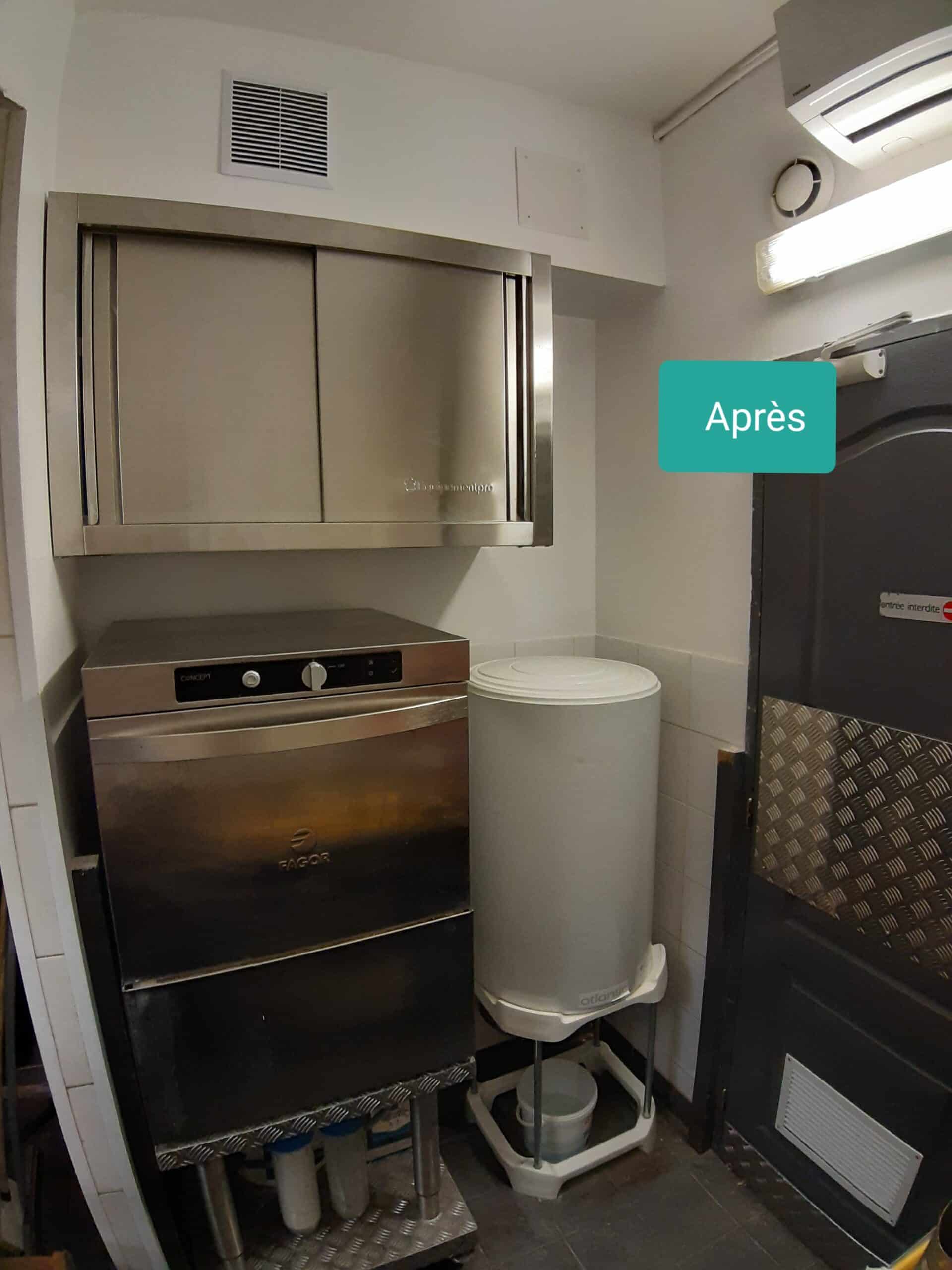 Local technique après rénovation avec lave-vaisselle professionnel Fagor, chauffe-eau Atlantic et étiquette "Après". Porte avec plaque aluminium.